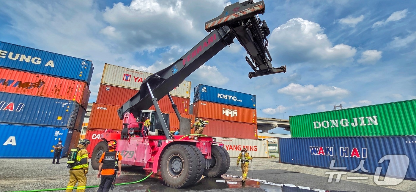 소방대원들이 17일 남구 매암동의 한 작업현장에서 발생한 화재를 진압하고 있다. (울산소방본부 제공. 재판매 및 DB금지) /뉴스1