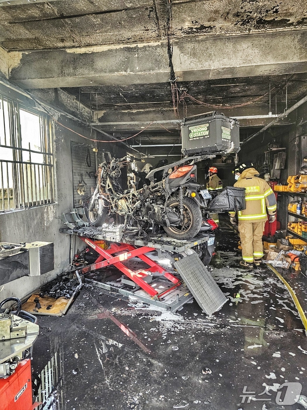 17일 울산 남구 신정동의 한 오토바이 판매점에 화재가 발생했다. (울산소방본부 제공. 재판매 및 DB금지)/뉴스1