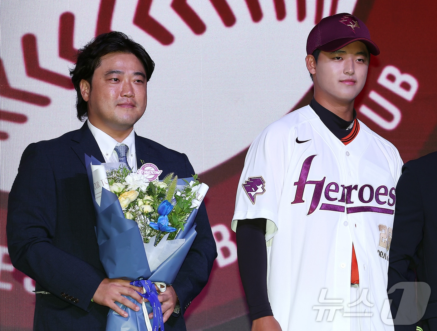 ‘2026 KBO 신인 드래프트’에서 1라운드 1순위로 키움 히어로즈에 선발된 박준현(오른쪽)이 아버지 박석민 전 코치와 기념 촬영을 하고 있다. /뉴스1 ⓒ News1 김진환 기자