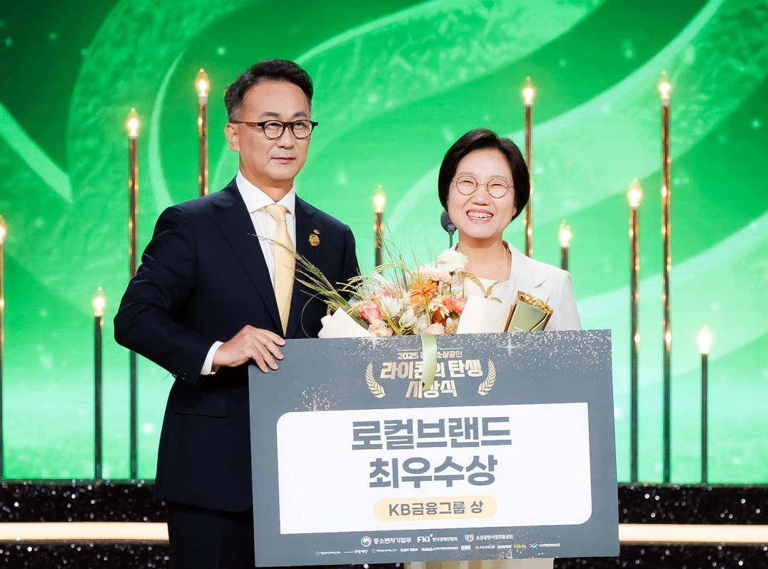 지난 11일 KBS 별관에서 진행된 &#39;2025 넥스트 라이콘 어워즈&#39;에서 박영준 KB금융지주 전무&#40;CSO&#41;와 송주현 기린컴퍼니 대표가 기념촬영을 하고 있다.&#40;KB금융그룹 제공&#41;