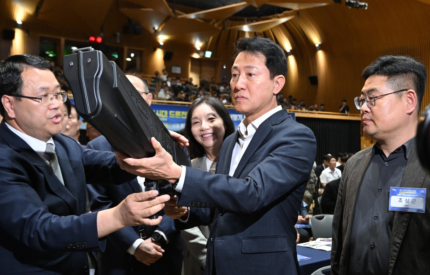 오세훈 서울시장이 17일 서울시청 다목적홀에서 열린 '제5차 서울시 안보포럼'에서 대드론 장비를 살펴보고 있다.(서울시 제공)