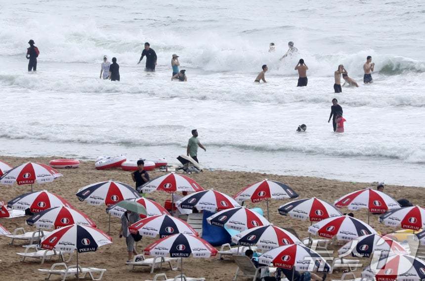 지난달 6일 오후 부산 해운대해수욕장을 찾은 피서객들이 물놀이를 즐기고 있다. 2025.8.6/뉴스1 ⓒ News1 윤일지 기자