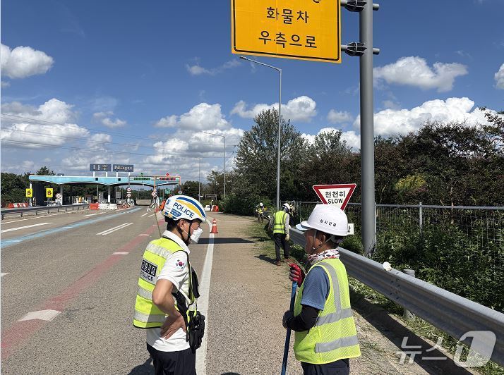 전남경찰청 고속도로순찰대가 한국도로공사 광주전남본부와 함께 고속도로변에서 예초 작업을 하고 있다.(전남경찰청 제공. 재판매 및 DB 금지)