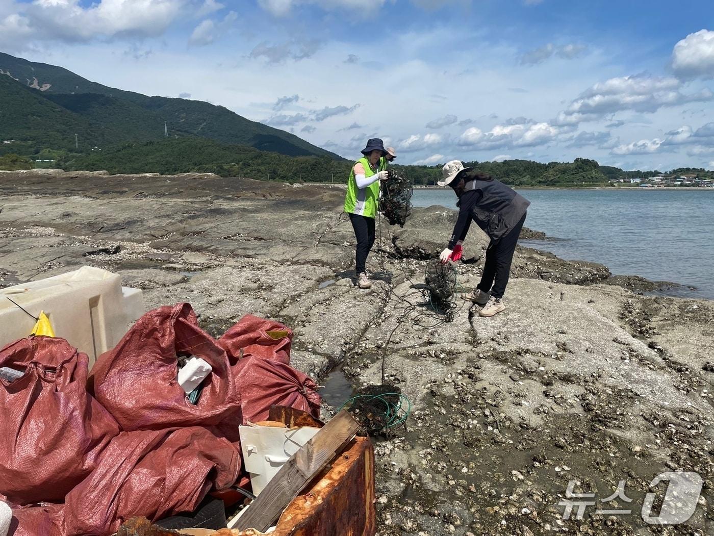 영산강유역환경청 관계자 등이 17일 오전 경남 하동군 특정도서 5개소에서 민관 합동 해양 쓰레기 수거 정화활동을 실시하고 있다. (영산강청 제공. 재판매 및 DB 금지)