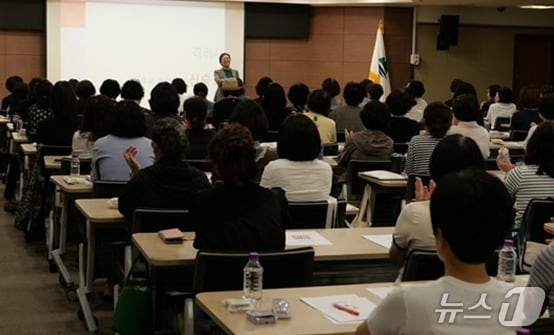 강원 원주시가족센터가 지난 16일과 17일 원주시청 다목적홀에서 234명의 아이돌보미들이 참여한 가운데 '2025년 하반기 집담회'를 개최했다. (원주시 제공. 재판매 및 DB금지) 2025.9.17/뉴스1