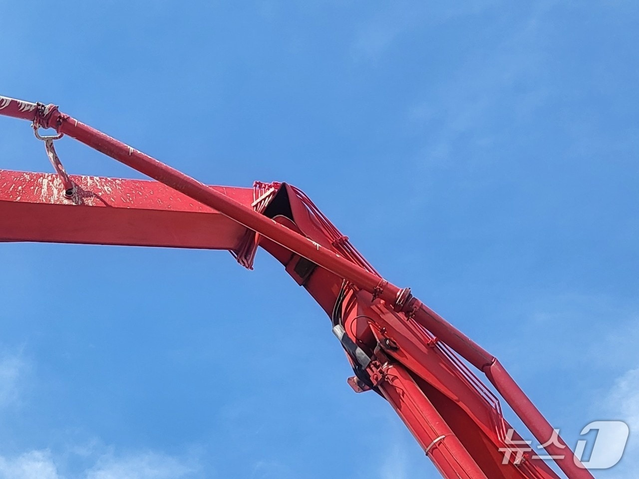 부산 기장군 신축 공사현장에서의 펌프카 붐대.(기장경찰서 제공. 재판매 및 DB금지)