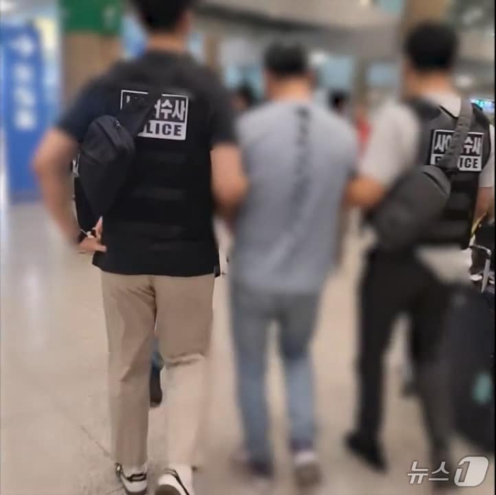 지난 8월~9월에 걸쳐 경기 광명, 서울 금천 등지에서 발생된 &#39;KT 휴대전화 소액결제 사건&#39;의 용의자 중국인 2명이 인천공항과 서울에서 각각 검거됐다. 사진은 지난 16일 검거 장면. &#40;경기남부경찰청 제공. 재판매 및 DB 금지&#41; 2025.9.17/뉴스1 ⓒ News1