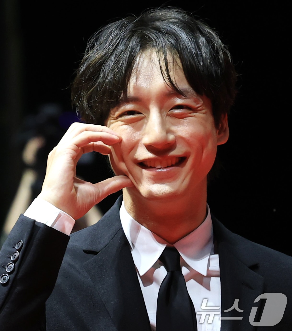 배우 사카구치 켄타로가 17일 오후 부산 해운대구 영화의전당에서 열린 ‘제30회 부산국제영화제’(BIFF) 개막식에 참석해 레드카펫을 밟고 있다. 2025.9.17/뉴스1 ⓒ News1 권현진 기자