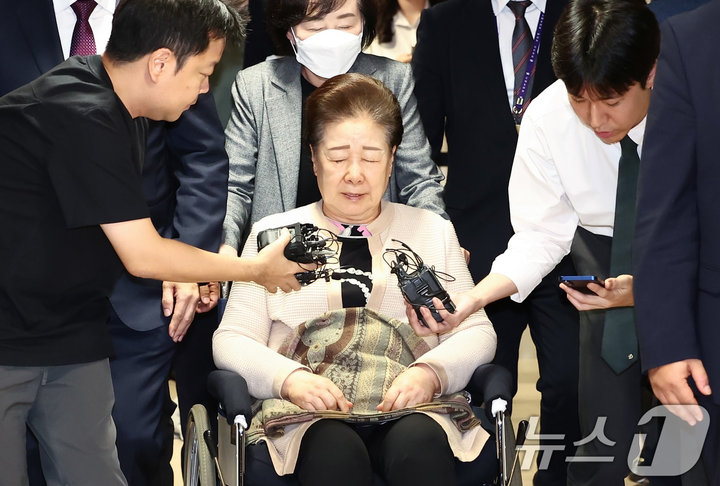 불법 정치 자금 제공 혐의를 받는 한학자 통일교 총재가 17일 오후 서울 종로구 김건희 특검팀(특별검사 민중기) 사무실에서 나오고 있다. 2025.9.17/뉴스1 ⓒ News1 김민지 기자