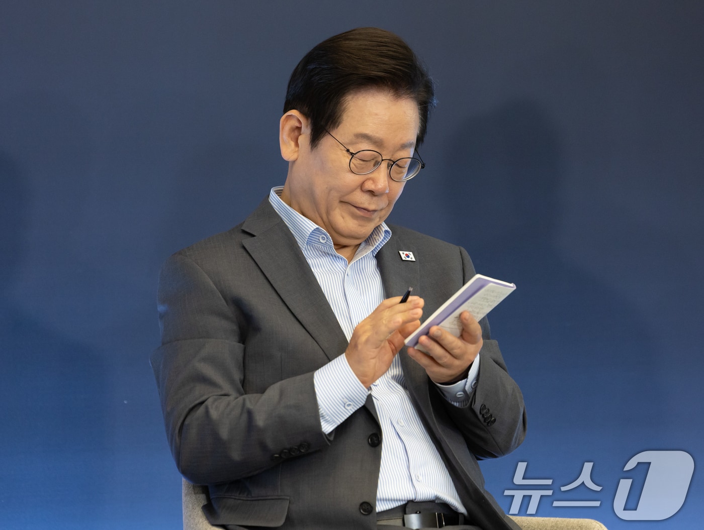 이재명 대통령이 17일 경기도 성남시 스타트업 스퀘어에서 열린 청년 스타트업 상상콘서트에서 메모하고 있다. &#40;대통령실 제공. 재판매 및 DB 금지&#41; 2025.9.17/뉴스1 ⓒ News1 허경 기자