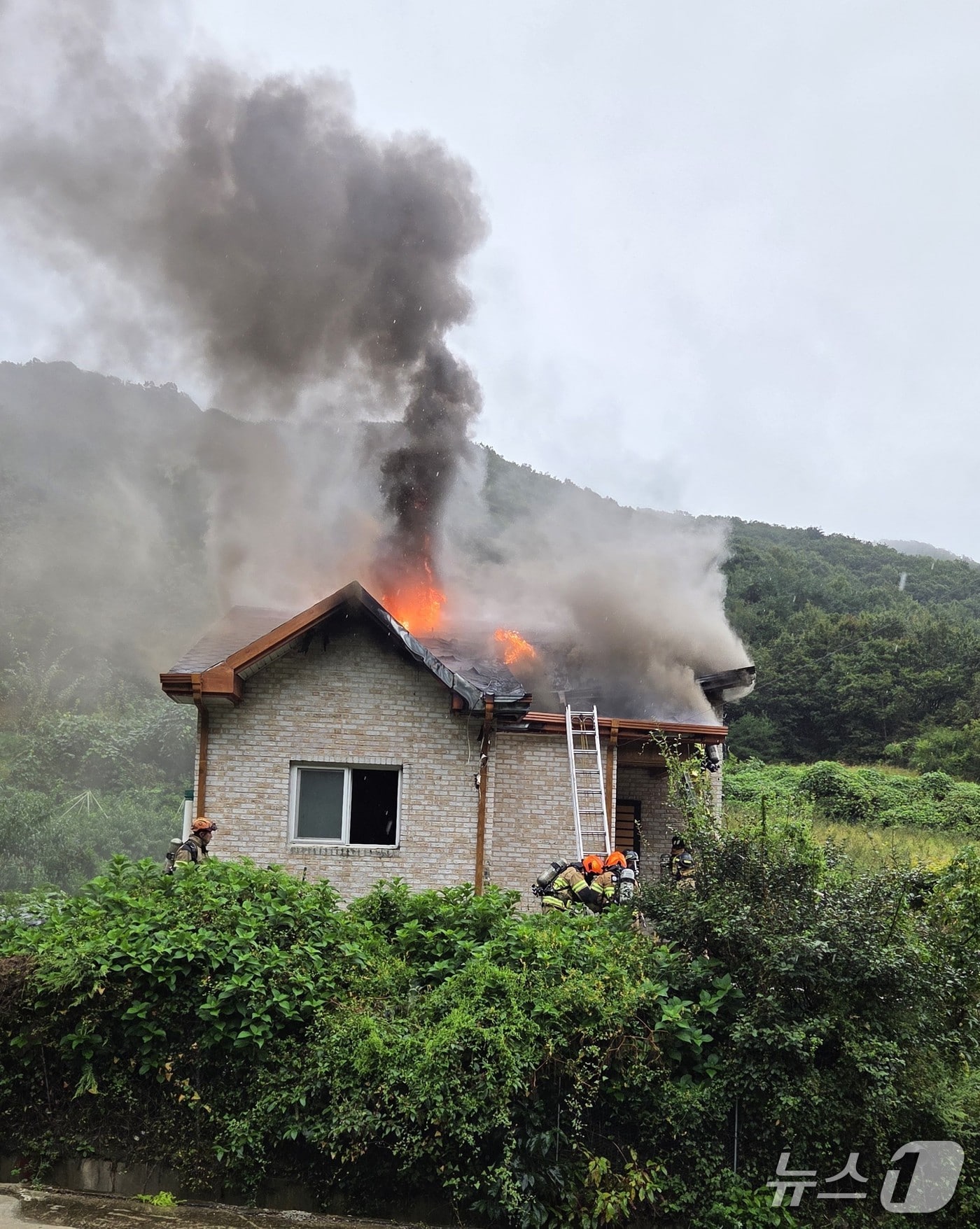  옥천군 안내면 용촌리의 한 주택에서 불이났다.(옥천소방서 제공, 재판매 및 DB금지)/뉴스1