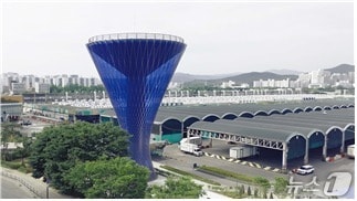  가락시장 정수탑에 설치된 '비의 장막'. (서울시 제공) 