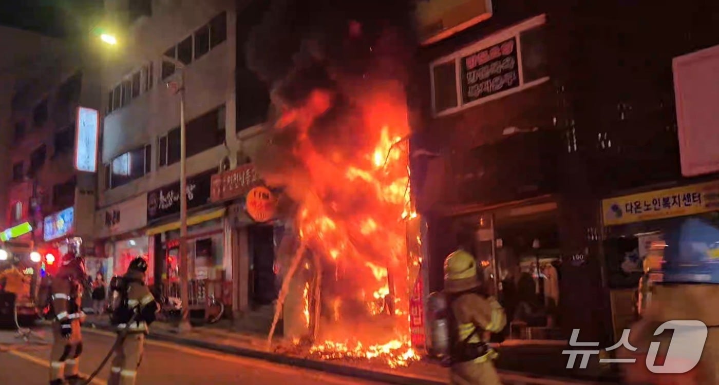 지난 17일 오후 7시 31분쯤 인천시 남동구 구월동의 한 다가구주택 1층 내부 안방에서 화재가 발생했다.(인천소방본부 제공. 재배포 및 DB금지)2025.9.18/뉴스1