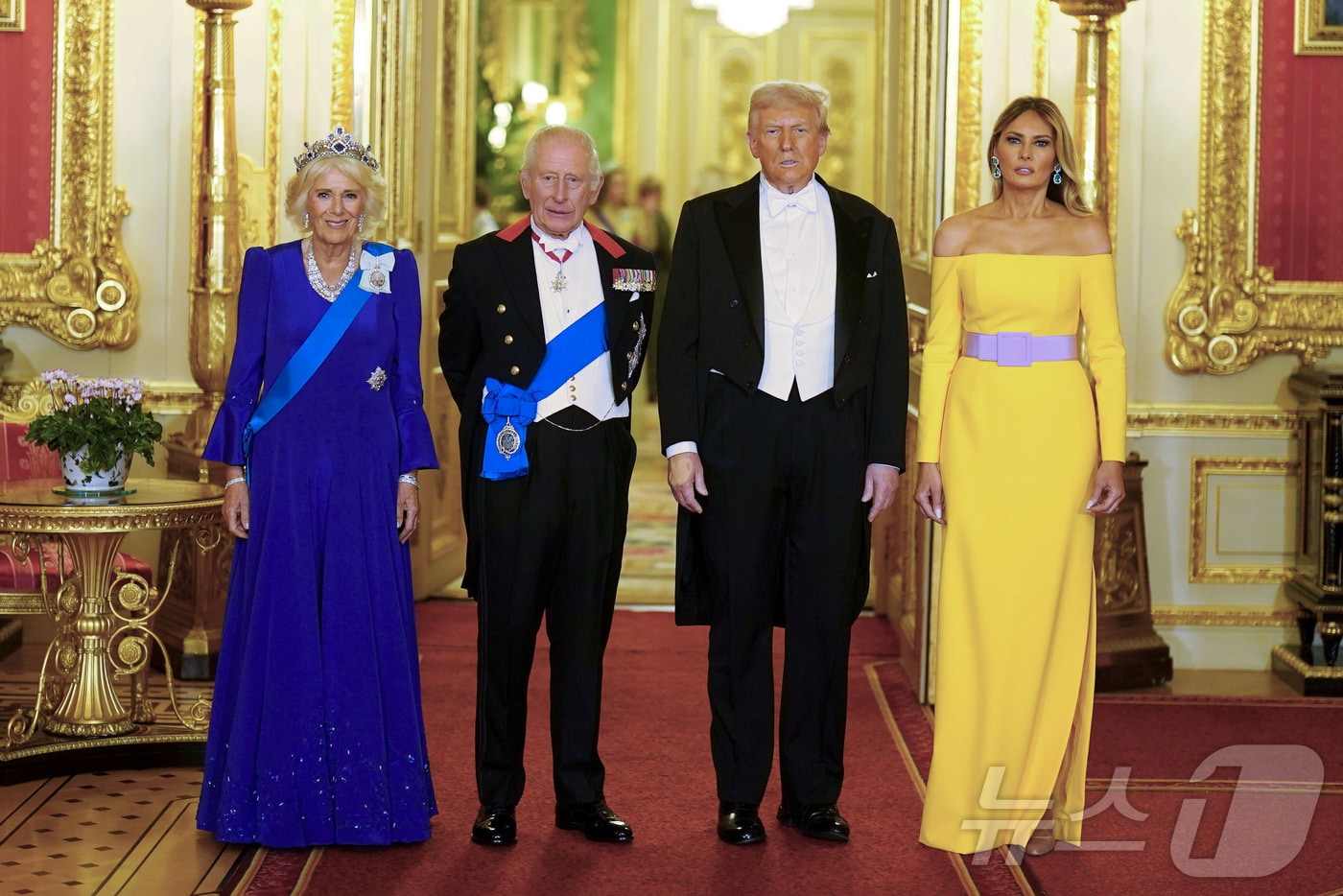 지난해 9월 영국 버크셔 윈저성에서 열린 국빈 만찬에서 찰스 3세 국왕과 카밀라 왕비가 미국 도널드 트럼프 대통령과 영부인 멜라니아 트럼프와 함께 서 있다. 2025. 09. 17. ⓒ 로이터=뉴스1