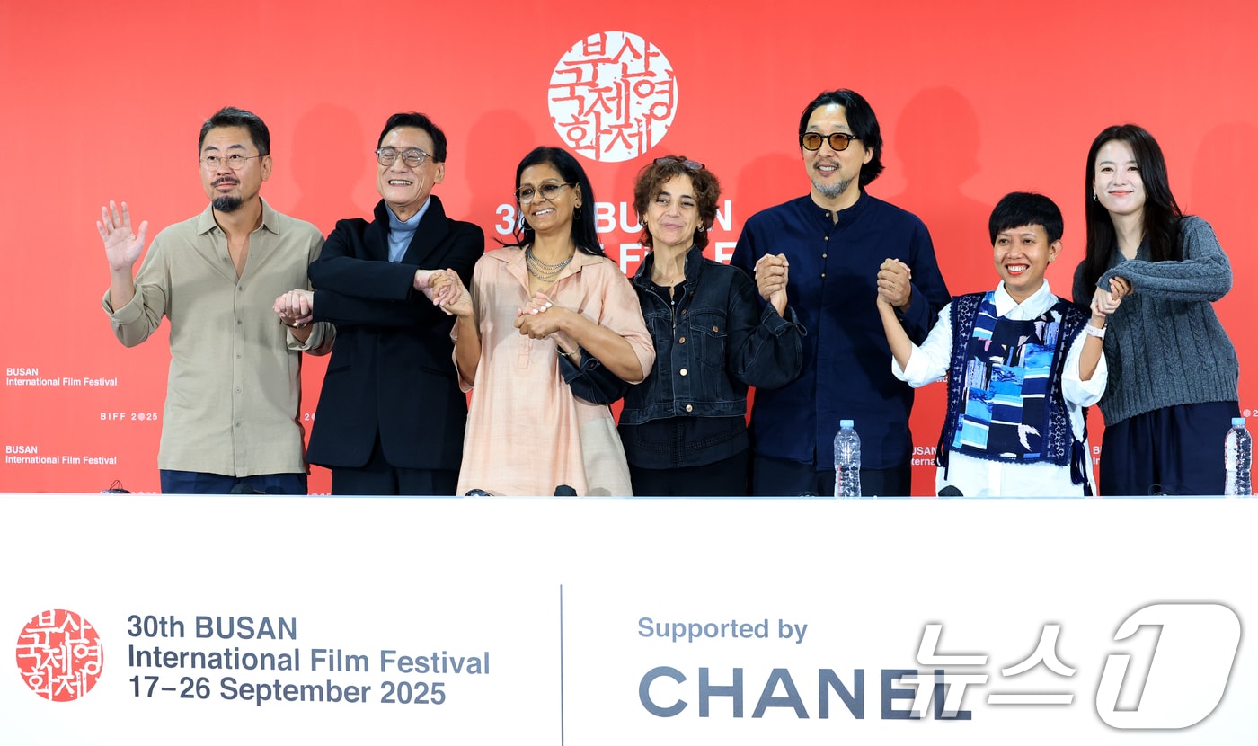 나홍진 감독(왼쪽부터)과 배우 양가휘, 난디타 다스 감독, 마르지예 메쉬키니 감독, 코고나다 감독, 율리아 에비나 바하라 프로듀서, 배우 한효주가 18일 부산 해운대구 영화의전당에서 진행된 제30회 부산국제영화제 경쟁 심사위원 기자회견에 참석해 포즈를 취하고 있다. ⓒ News1 권현진 기자