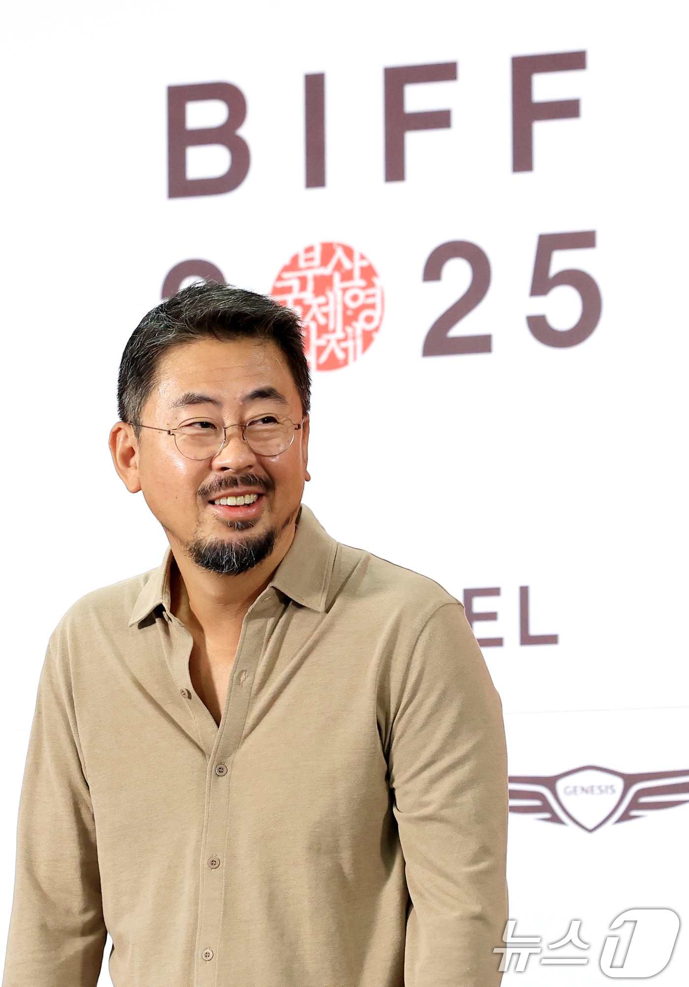 나홍진 감독이 18일 부산 해운대구 영화의전당에서 진행된 제30회 부산국제영화제 경쟁 심사위원 기자회견에 참석해 미소를 짓고 있다. 2025.9.18/뉴스1 ⓒ News1 권현진 기자