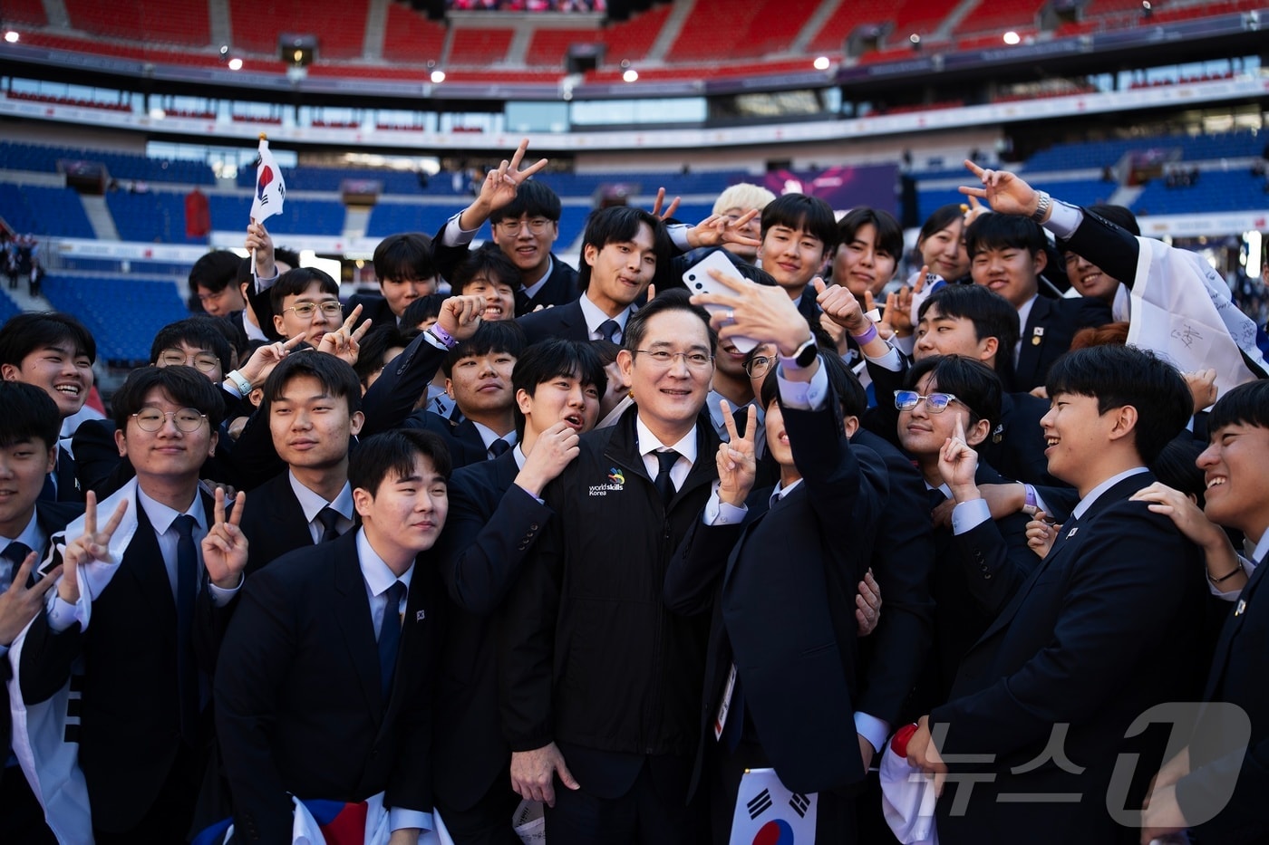 지난 2024년 9월 15일(현지시간) 프랑스 리옹 소재 그루파마스타디움에서 열린 국제기능올림픽 폐회식에 참석한 이재용 삼성전자 회장이 국가대표 선수단과 사진을 촬영하고 있다(삼성 제공). ⓒ 뉴스1 ⓒ News1 박주평 기자