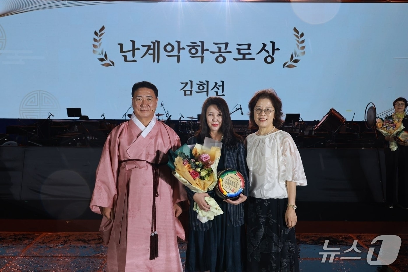 김희선 전주세계소리축제 집행위원장이 2025 영등세계국악엑스포에서 난계악학공로상을 수상했다.(전주세계소리축제 제공. 재판매 및 DB 금지)