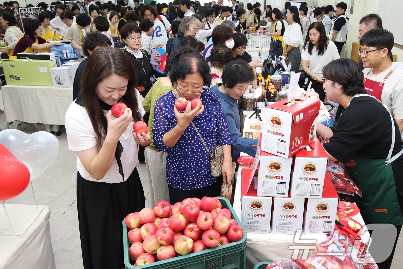18일 대구 중구 달성동 대한적십자사 대구지사에서 추석 명절을 앞두고 열린 '제45회 대구적십자사 바자'를 찾은 시민들이 상품을 살펴보고 있다. (자료사진) 2025.9.18/뉴스1 ⓒ News1