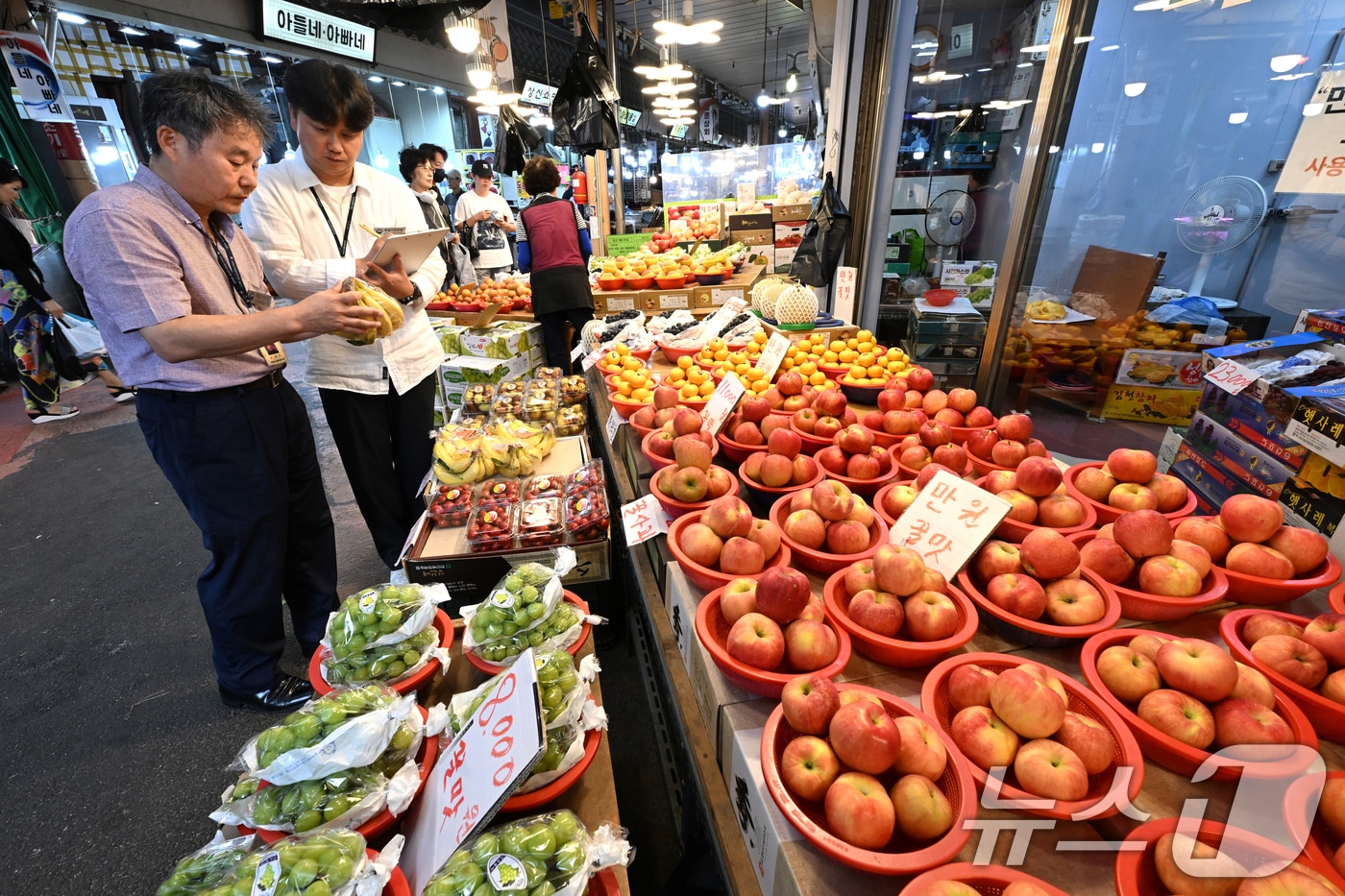 경기 수원시 팔달구 못골시장에서 국립농산물품질관리원 경기지원 수원사무소 관계자들이 지난해 추석을 앞두고 원산지 표시 점검을 하고 있다. (공동취재) 2025.9.18/뉴스1 ⓒ News1 김영운 기자