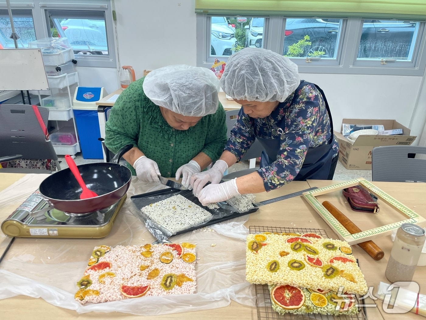 충북 증평군노인복지관은 18일 지역 위기 취약계층 어르신들에게 쌀 강정을 만들어 전달했다.(증평군 제공)/뉴스1