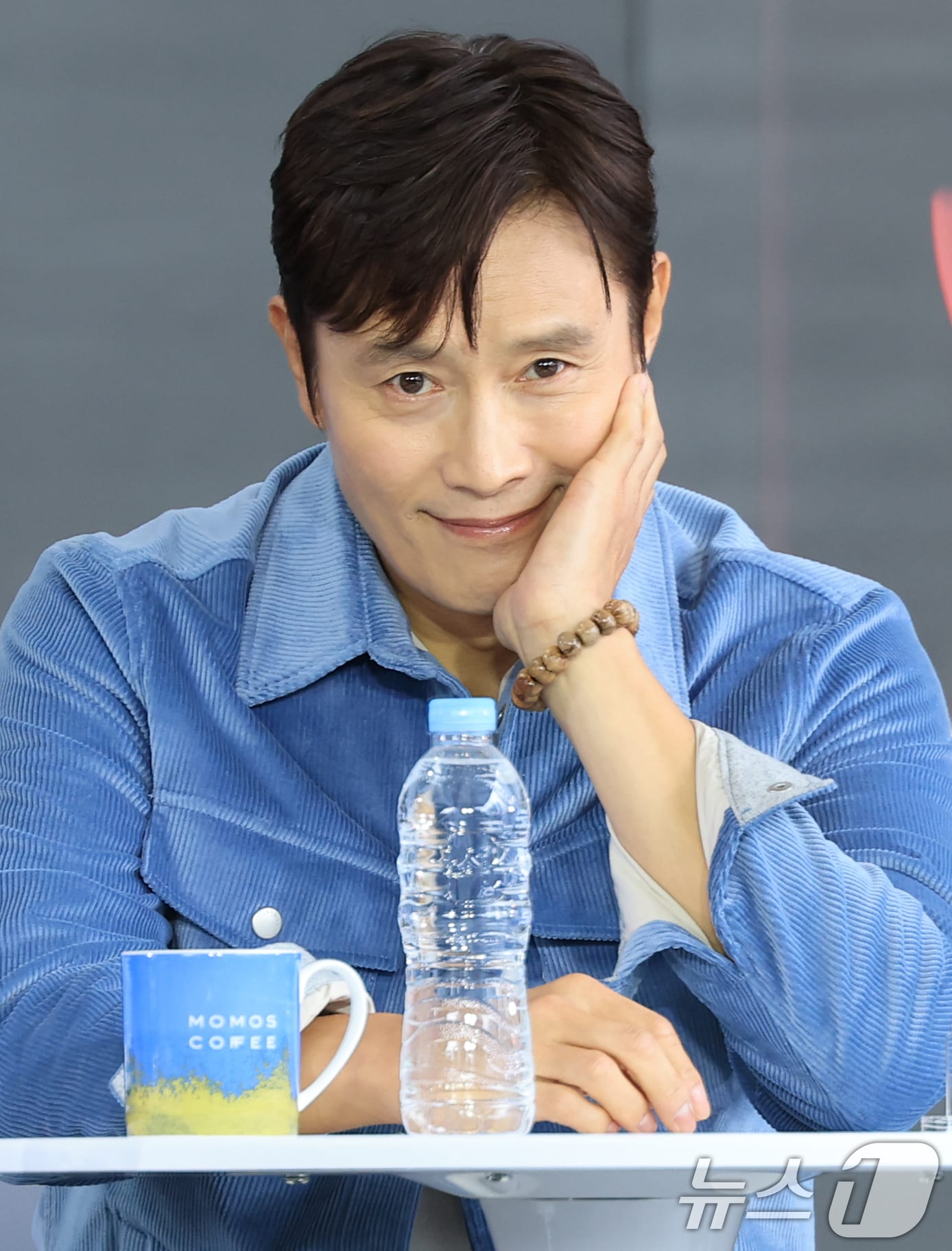 배우 이병헌이 18일 서울 부산 해운대구 영화의 전당에서 열린 제30회 부산국제영화제(BIFF) 개막작 '어쩔수가없다‘ 오픈토크 행사에 참석해 객석을 바라보고 있다. 2025.9.18/뉴스1 ⓒ News1 권현진 기자