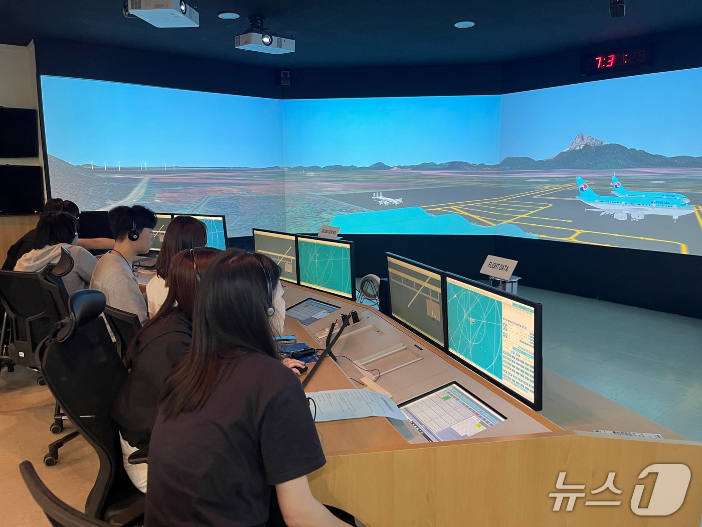 한국항공대 주말 항공캠프의 모의 항공교통관제 실습 장면. &#40;항공대 제공, 재판매 및 DB금지&#41;