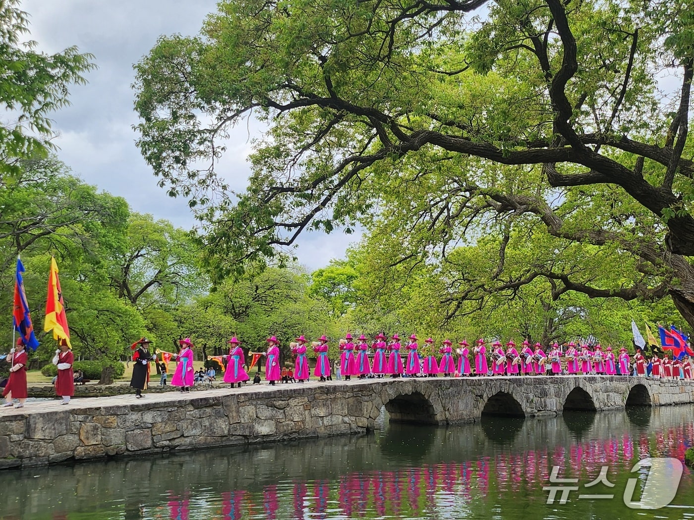 전북 남원 광한루원 일원에서 펼쳐지는 '신관사또 부임행차' 공연 장면.(남원시 제공. 재판매 및 DB금지)/뉴스1
