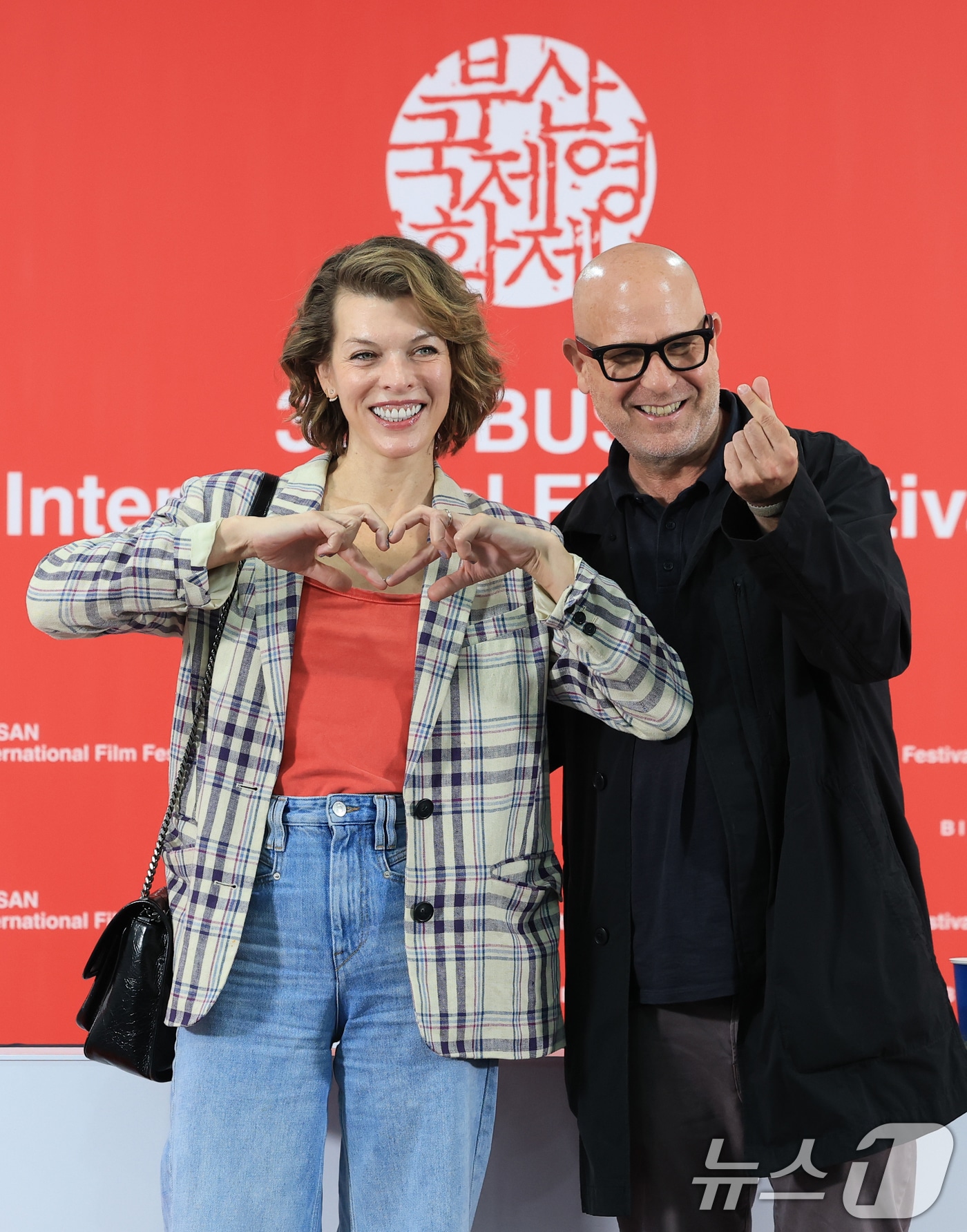 배우 밀라 요보비치와 애드리언 그런버그 감독(오른쪽)이 18일 부산 해운대구 영화의전당에서 열린 제30회 부산국제영화제(BIFF) ‘프로텍터’ 기자간담회에 참석해 포즈를 취하고 있다. ⓒ News1 권현진 기자