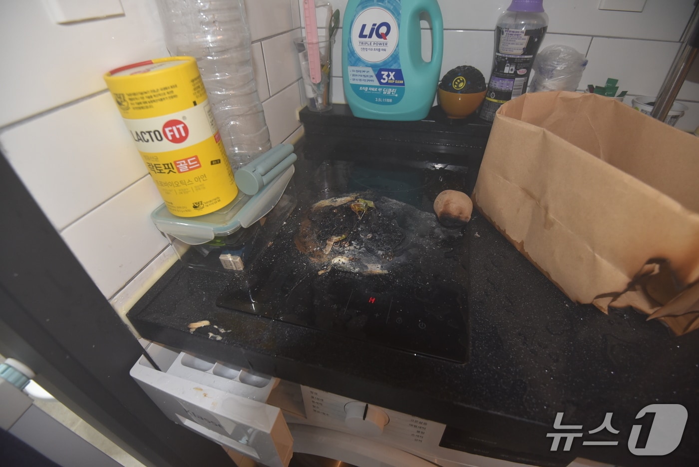 17일 오후 1시12분께 대전 서구 괴정동의 한 다가구주택에서 반려묘가 전기레인지를 작동시켜 불이 났다.(대전소방본부 제공) /뉴스1