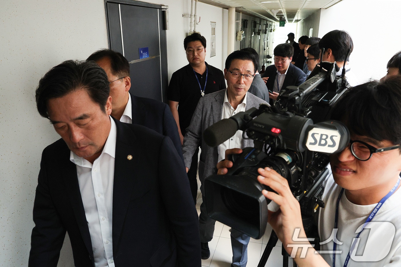 국민의힘 의원들이 18일 오후 서울 여의도의 한 오피스텔에 위치한 국민의힘 당원명부를 관리하는 데이터베이스&#40;DB&#41; 관리업체에서 김건희특검팀의 압수수색에 대응하고 있다. 2025.9.18/뉴스1 ⓒ News1 신웅수 기자