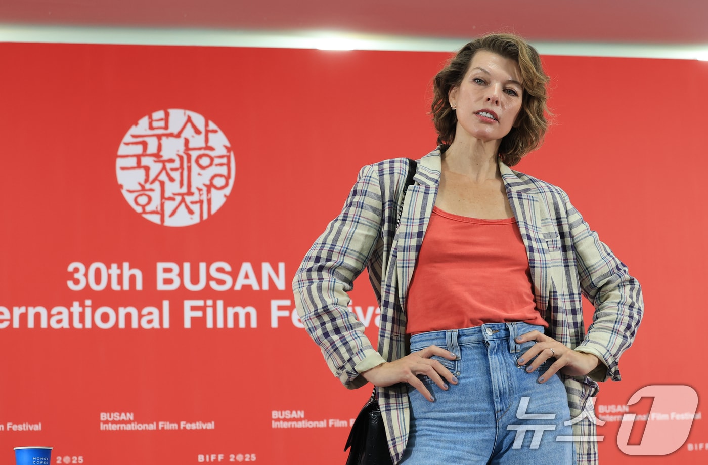 배우 밀라 요보비치가 18일 부산 해운대구 영화의전당에서 열린 제30회 부산국제영화제(BIFF) ‘프로텍터’ 기자간담회에 참석해 포즈를 취하고 있다. ⓒ News1 권현진 기자