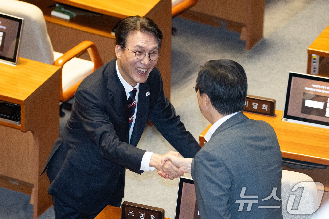 김민석 국무총리가 18일 서울 여의도 국회에서 열린 제429회 국회(정기회) 제8차 본회의에 출석해 강민국 국민의힘 의원과 인사하고 있다. 2025.9.18/뉴스1 ⓒ News1 유승관 기자