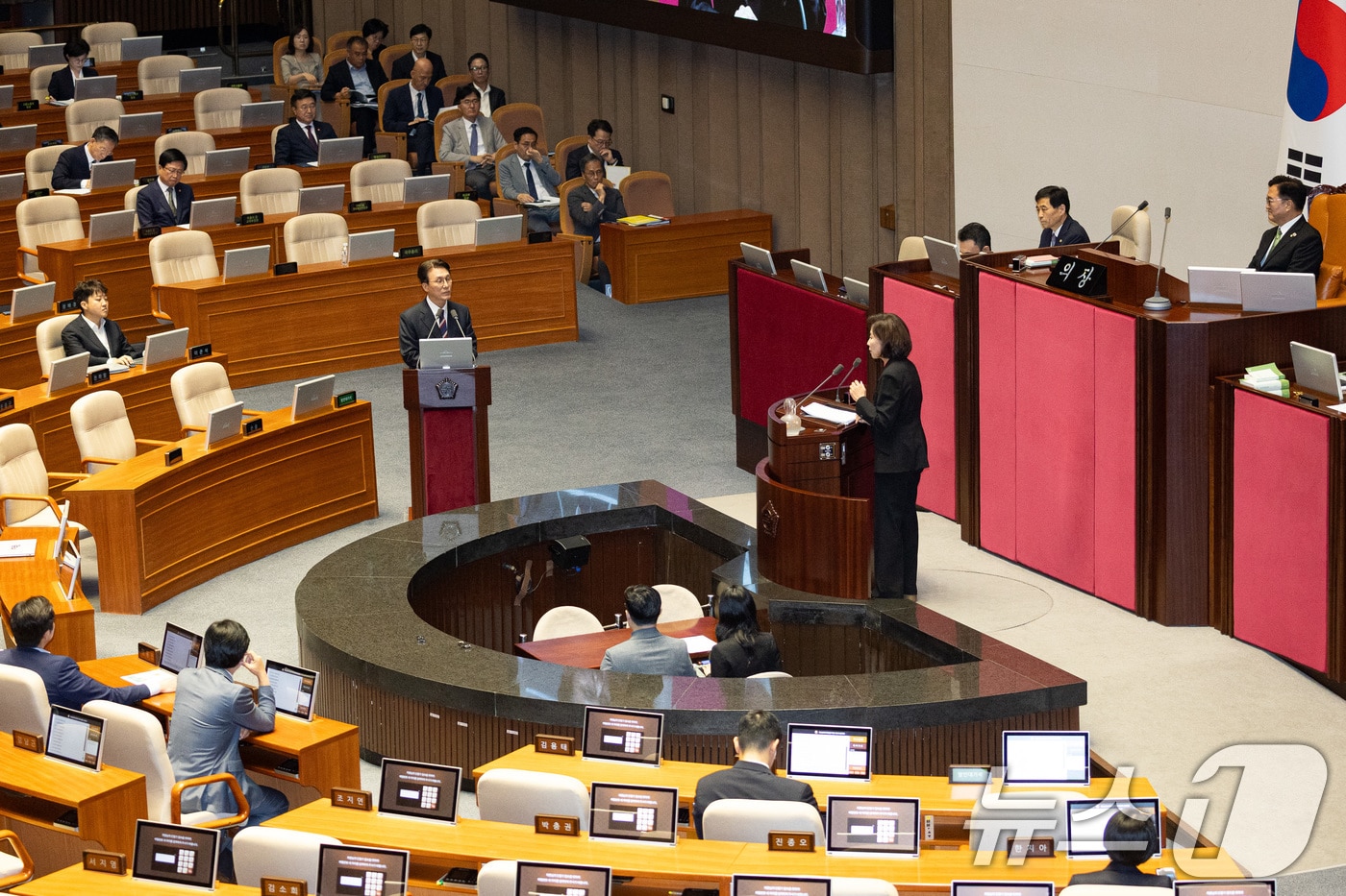 김민석 국무총리가 지난 18일 서울 여의도 국회에서 열린 제429회 국회(정기회) 제8차 본회의에서 나경원 국민의힘 의원의 교육·사회·문화에 관한 질문에 답하고 있다. 2025.9.18/뉴스1 ⓒ News1 유승관 기자