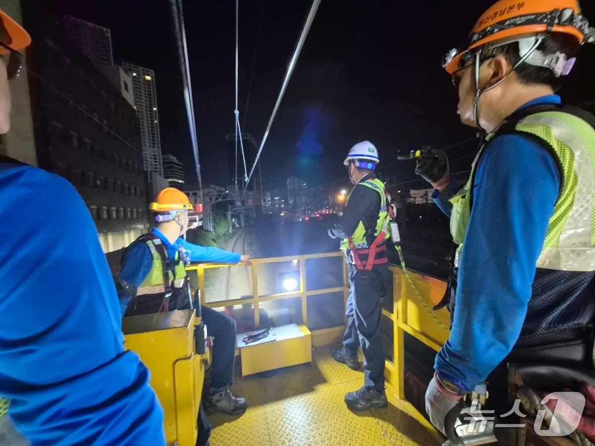 코레일 부산경남본부 관게자가 전차선 점검을 하고 있다.(코레일 부산경남본부 제공. 재판매 및 DB 금지)
