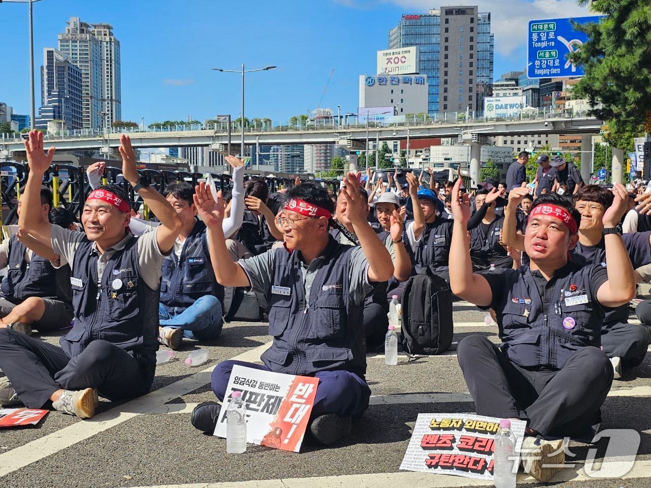 금속노조 벤츠판매서비스지회가 18일 서울 중구 수입차 업체 메르세데스벤츠코리아 본사 앞에서 결의대회를 열고 구호를 외치고 있다.(금속노조 제공. 재판매 및 DB 금지)