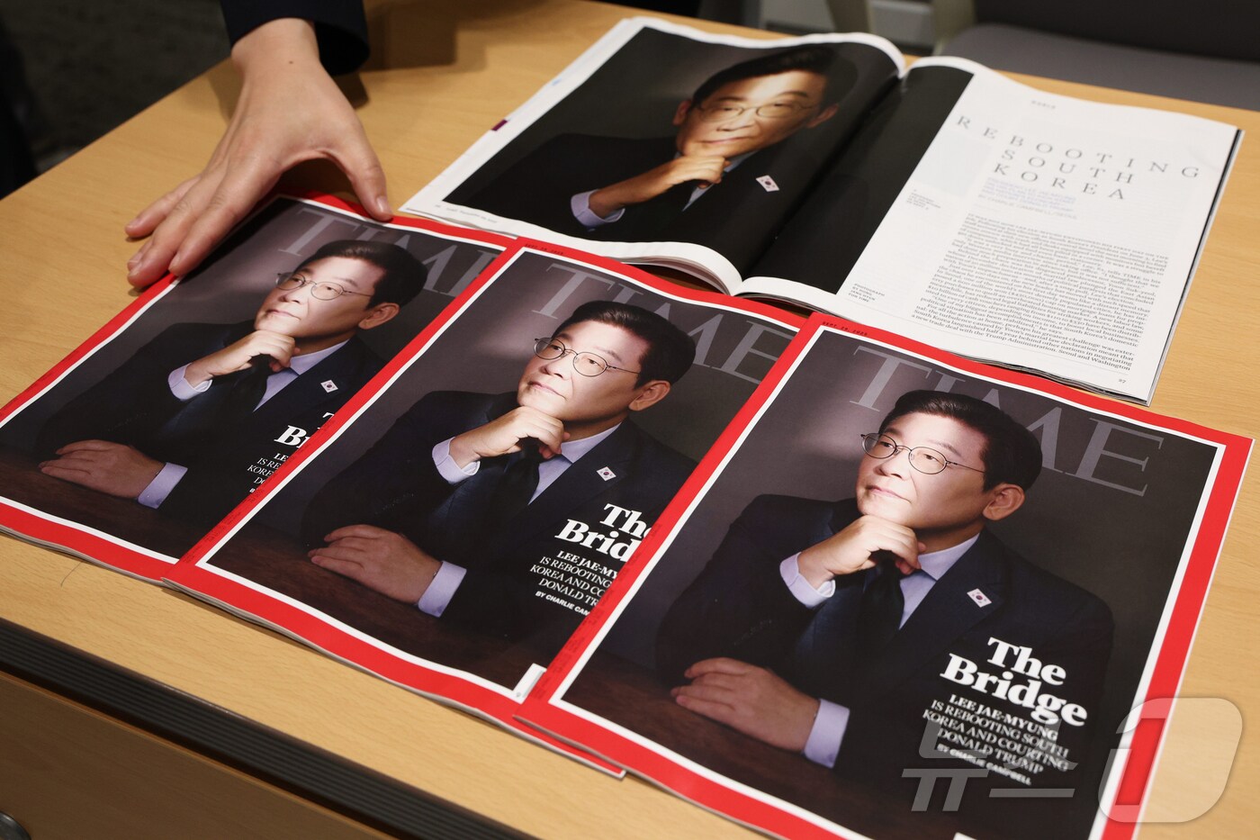 대통령실은 이재명 대통령이 취임 100일을 맞아 지난 3일 미국 타임(TIME) 매거진 아시아지역 상임편집장 찰리 캠벨과 특집 기사 인터뷰를 진행했다고 18일 밝혔다. 사진은 서울 용산 대통령실 청사에서 공개된 타임지. 2025.9.18/뉴스1 ⓒ News1 이재명 기자