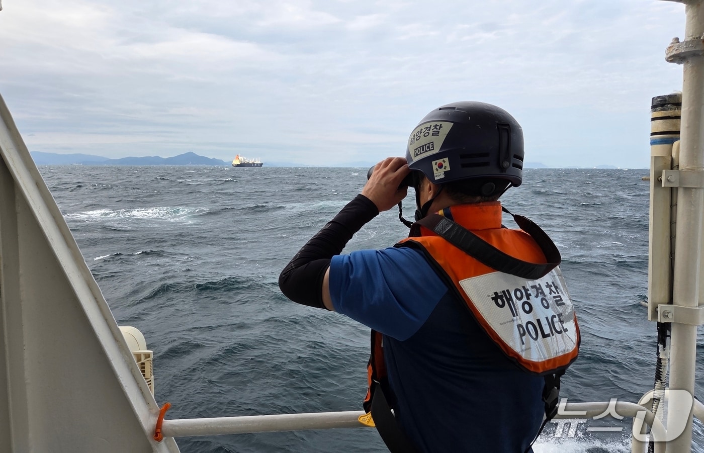 18일 오후 3시 22분쯤 부산 가덕도 동두말 남방 약 11㎞ 해상에서 300톤급 어획물 운반선에 승선한 선원이 추락해 해경이 수색에 나서고 있다.(창원해경 제공. 재판매 및 DB금지)