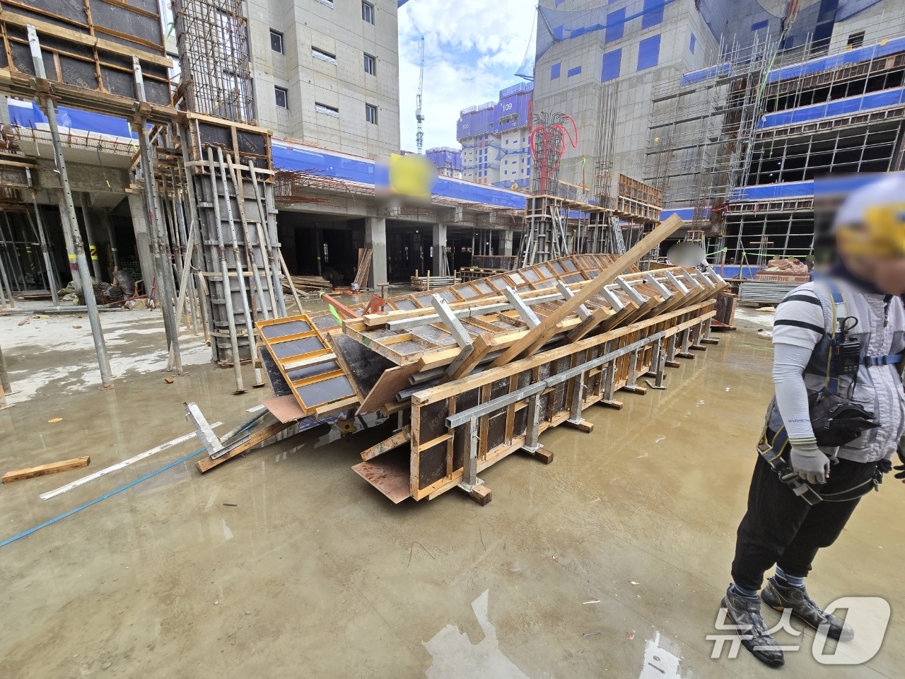 부산 아파트 공사 현장에서 목재 구조물이 추락했다. (부산시남부경찰서 제공. 재판매 및 DB 금지)