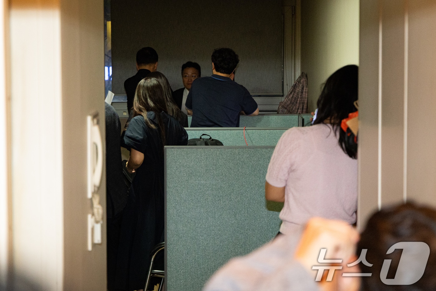 18일 서울 여의도 국민의힘 중앙당사 인근 당원명부 관리 데이터베이스(DB) 업체 사무실에서 김건희 특검팀(민중기 특별검사)이 압수수색 강제집행을 하고 있다. 2025.9.18/뉴스1 ⓒ News1 유승관 기자