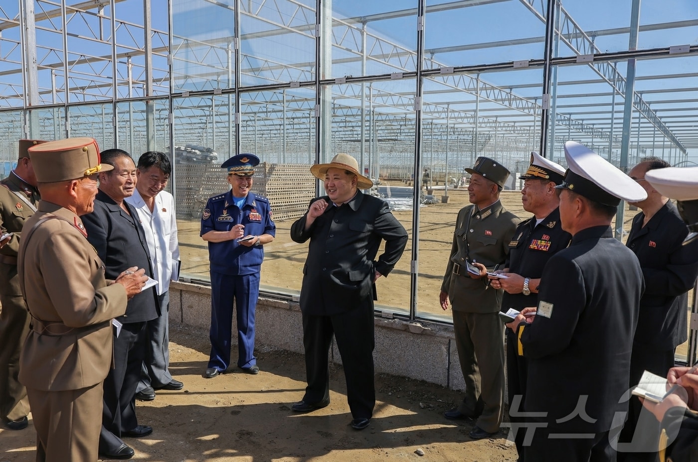 &#40;평양 노동신문=뉴스1&#41; = 북한 노동당 기관지 노동신문은 19일 김정은 당 총비서가 전날 신의주온실종합농장 건설 및 지역 개발 사업을 현지에서 지도했다고 보도했다. [국내에서만 사용가능. 재배포 금지. DB 금지. For Use Only in the Republic of Korea. Redistribution Prohibited] rodongphoto@news1.kr