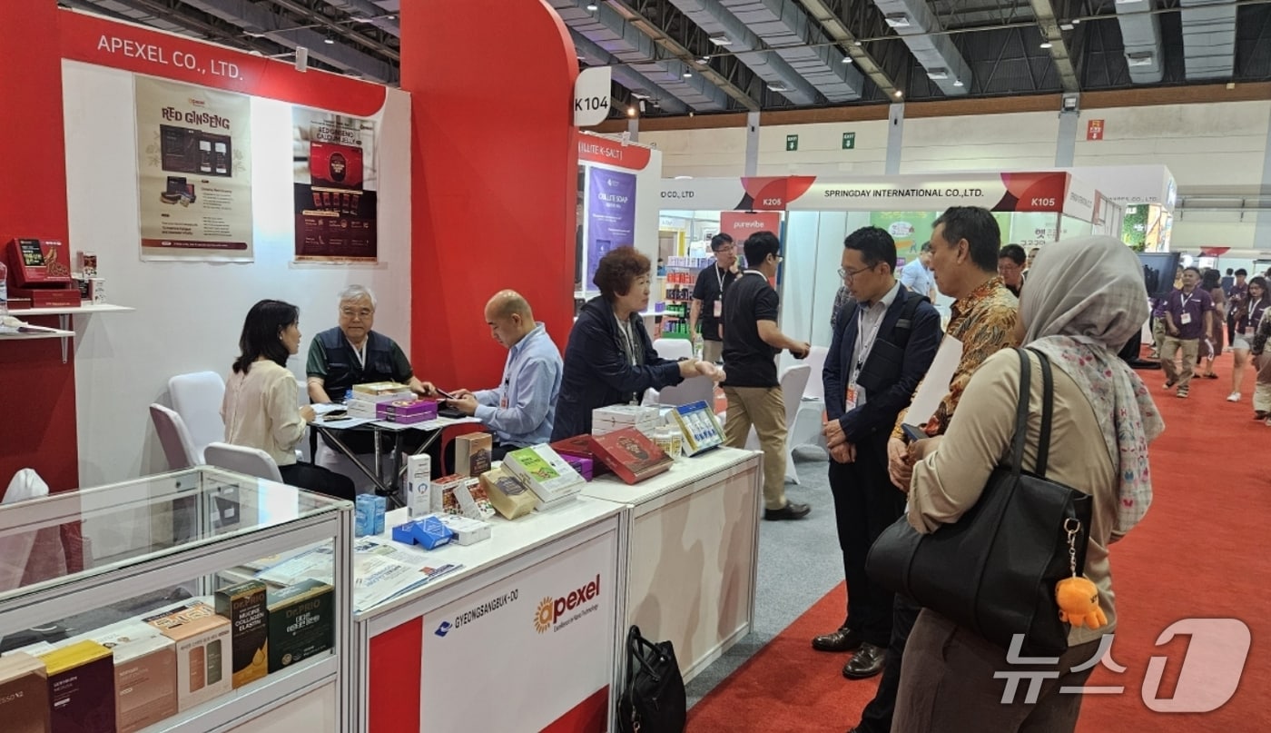 대구와 경북 지역 소비재 기업들이 '자카르타 국제 프리미엄 소비재전'에 참여해 1400만 달러의 수출 상담 성과를 거뒀다. 사진은 대구시, 경북도, 무역협회가 구성한 공동관 모습.(무역협회 대구경북본부 제공. 재판매 및 DB 금지)