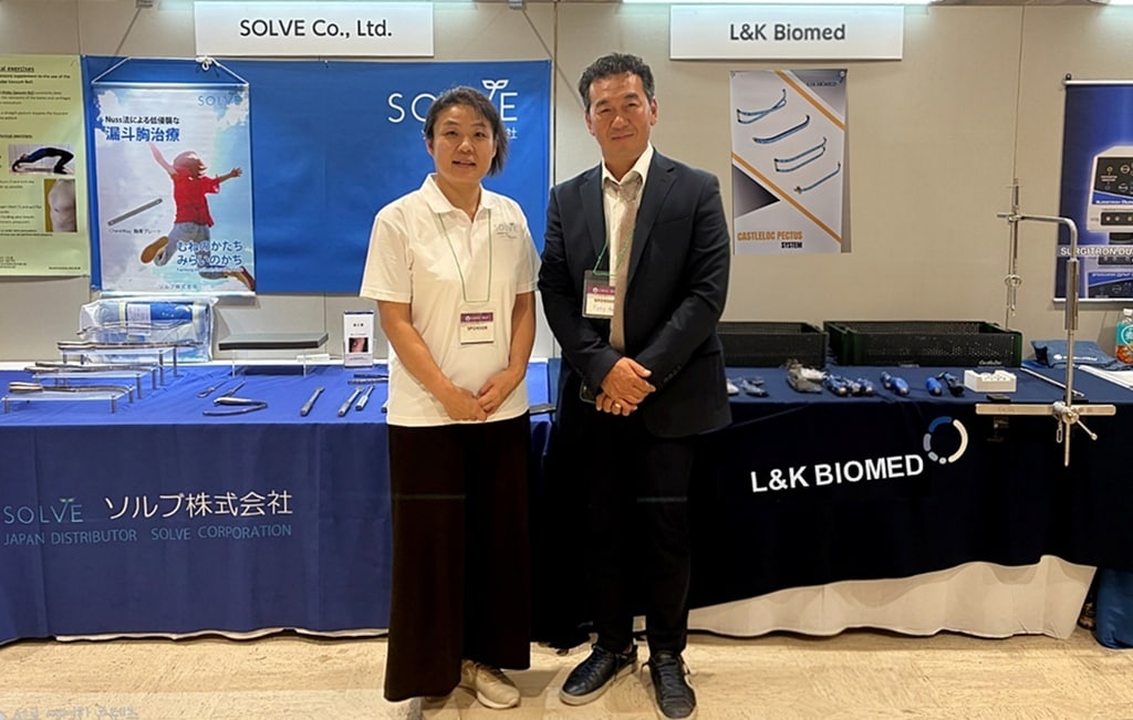 (좌)메구미 이노우에(Megumi Inoue) 솔브 회장, (우)안영보 이지스메디텍 대표이사가 CWIG 참가를 기념해 사진 촬영하는 모습. (엘앤케이바이오메드 제공)