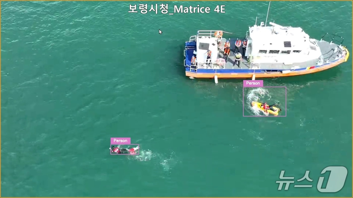  보령해경이 지자체와 드론을 활용한 해상 사고 예방 합동훈련을 실시중인 모습. (보령해경 제공, 재판매 및 DB금지) / 뉴스1