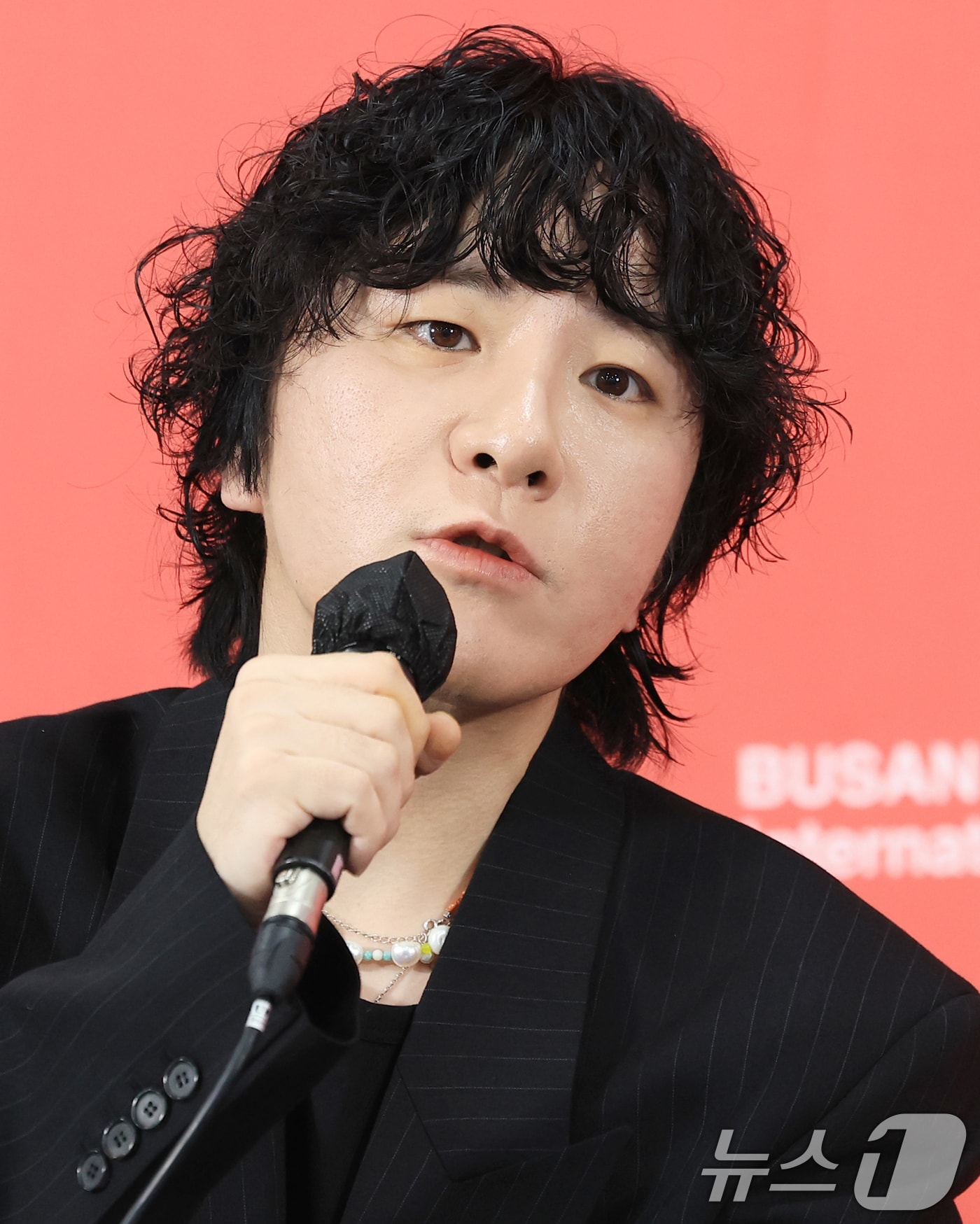 변성현 감독이 19일 오전 부산 해운대구 우동 영화의 전당 비프힐에서 열린 제30회 부산국제영화제(BIFF) ‘굿뉴스’ 기자회견에 참석해 인사말을 하고 있다. 2025.9.19/뉴스1 ⓒ News1 권현진 기자