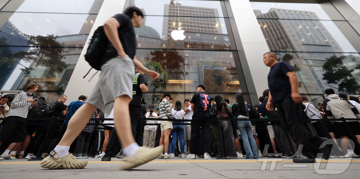 19일 오전 서울 중구 명동 애플스토어에서 시민들이 이날 출시된 애플의 스마트폰 '아이폰17' 제품을 구매하기 위해 줄 서서 기다리고 있다. 2025.9.19/뉴스1