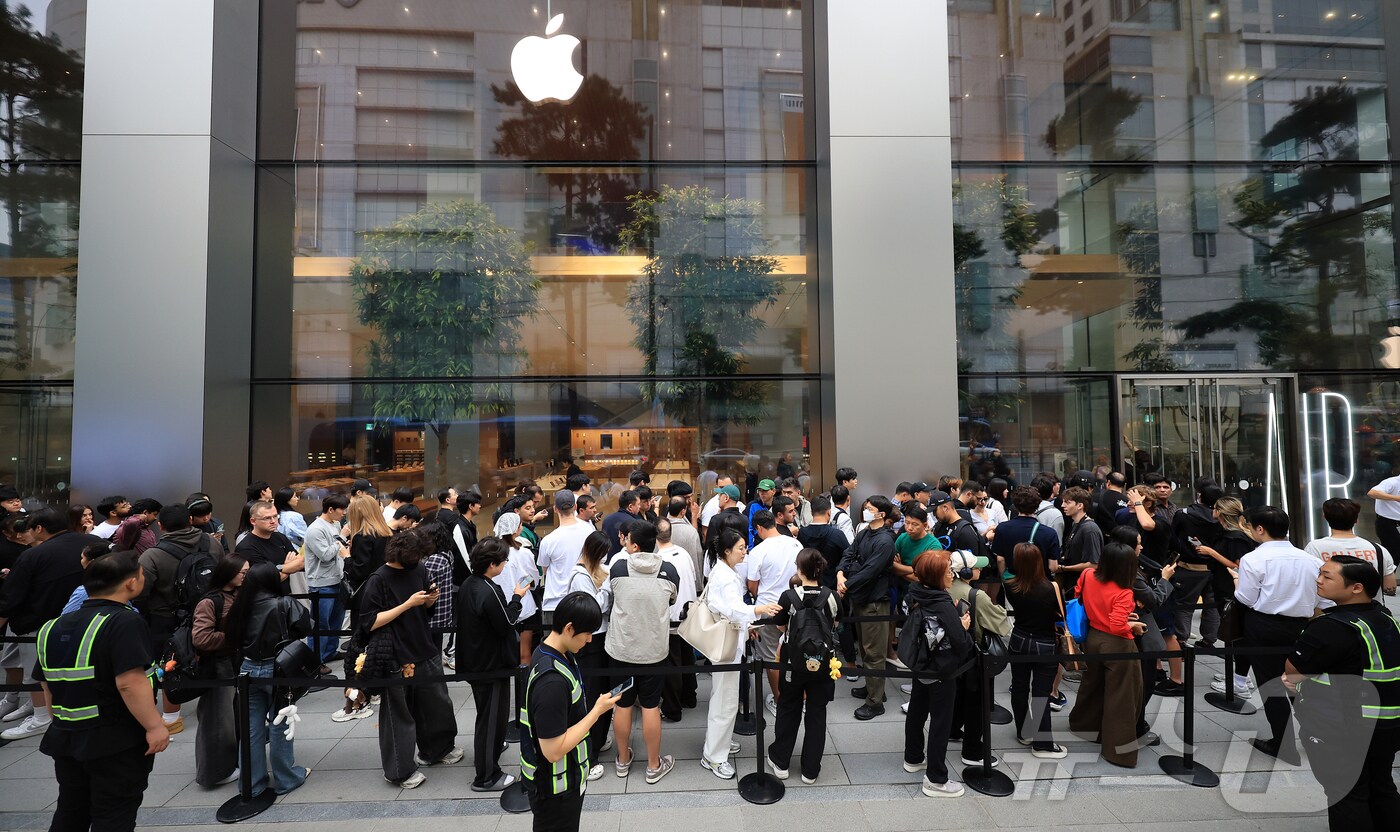 19일 오전 서울 중구 명동 애플스토어에서 시민들이 이날 출시된 애플의 스마트폰 '아이폰17' 제품을 구매하기 위해 줄 서서 기다리고 있다. 2025.9.19/뉴스1 ⓒ News1 김진환 기자