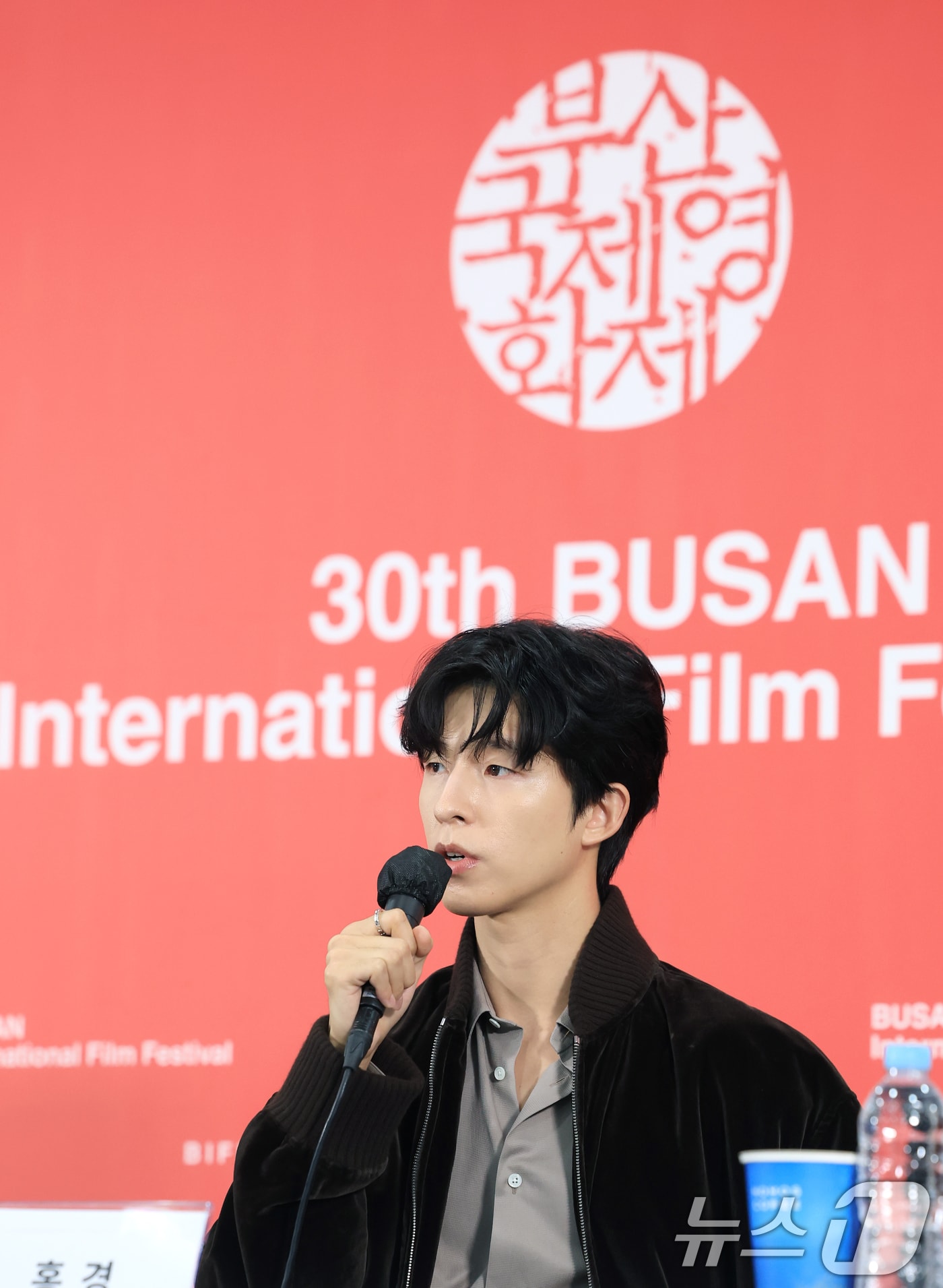 배우 홍경이 19일 오전 부산 해운대구 영화의전당 비프힐에서 열린 제30회 부산국제영화제(BIFF) 갈라 프레젠테이션 초청작 '굿뉴스' 기자회견에 참석해 인사말을 하고 있다. 2025.9.19/뉴스1 ⓒ News1 권현진 기자