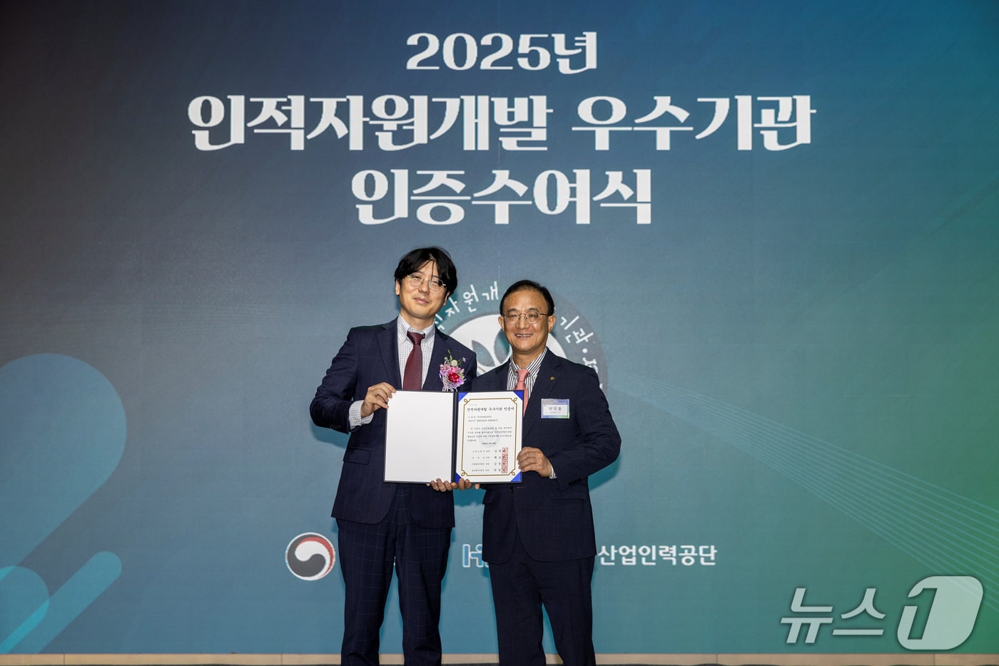박무호 유진한일합섬 경영관리실장이 지난 16일 서울 페어몬트 앰배서더 호텔에서 열린 ‘2025년 인적자원개발 우수기관 인증 수여식’에서 기념사진을 촬영하고 있다. (사진제공=유진그룹)