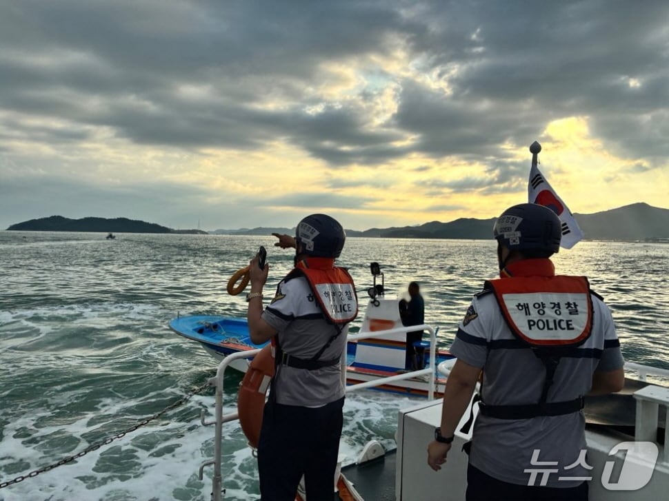 18일 오후 4시 38분쯤 전남 진도 해상에 승선원 없는 어선이 표류 중이라는 신고가 접수돼 해경이 수색을 진행하고 있다.&#40;완도해경 제공. 재판매 및 DB 금지&#41;